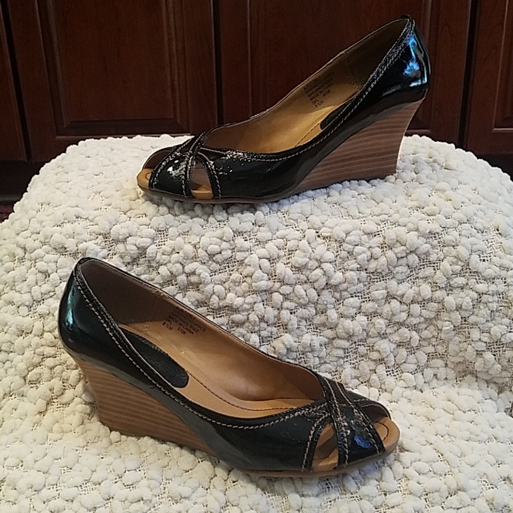 Shoes - Bandolino Wedgie